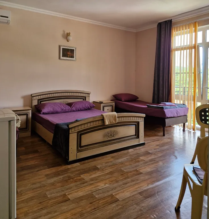 Квартира Семейная комната с балконом и личным внешним санузлом — аренда посуточно в Архипо-Осиповка