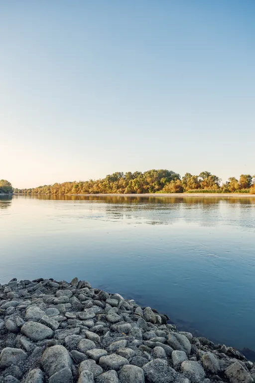 Дом на берегу реки