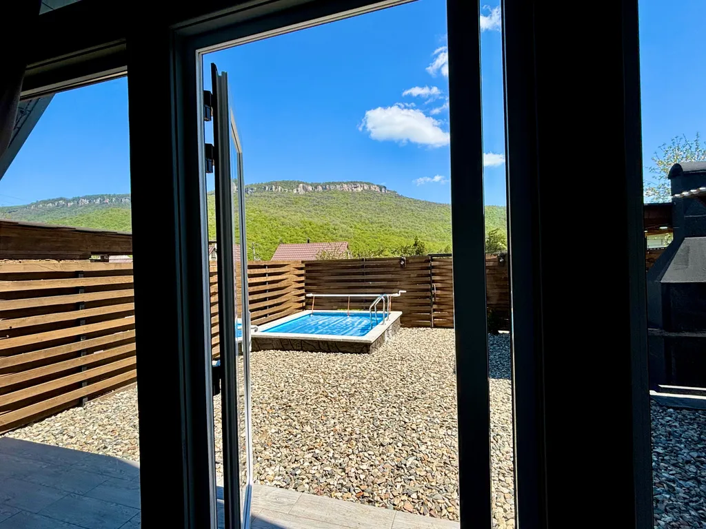 Отдельный домик а-фрейм с бассейном и видом на горы