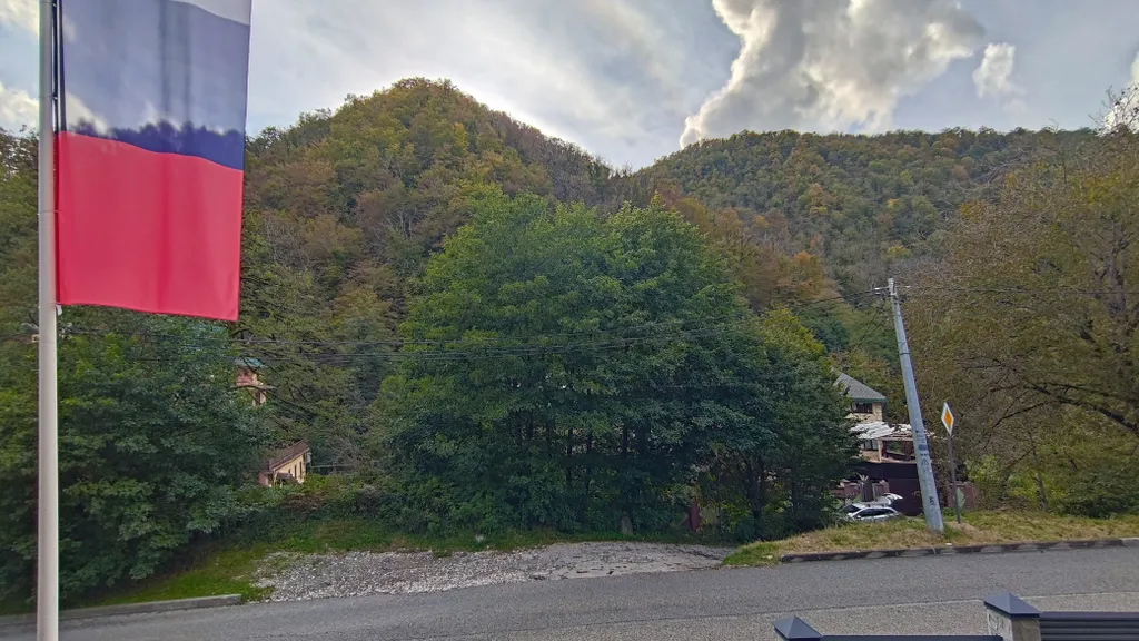 Студия с балконом вблизи гор