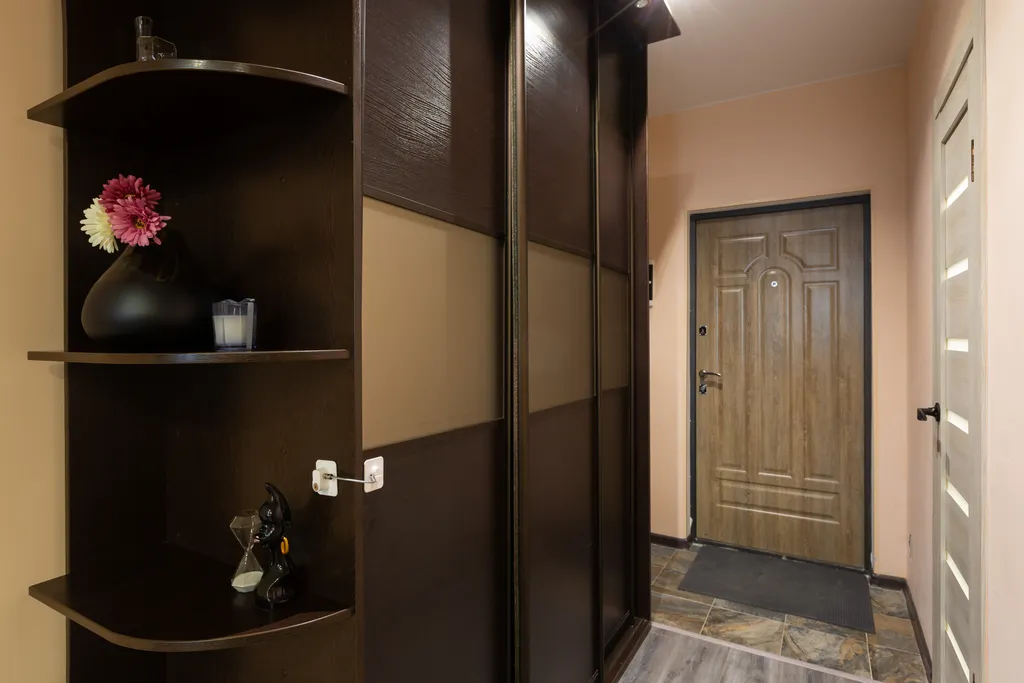 Яркая квартира с видом на заснеженные ветви и искрящийся снег