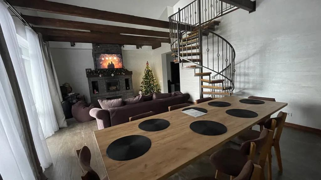 Коттедж для отдыха вблизи леса, с отдельной территорией и баней