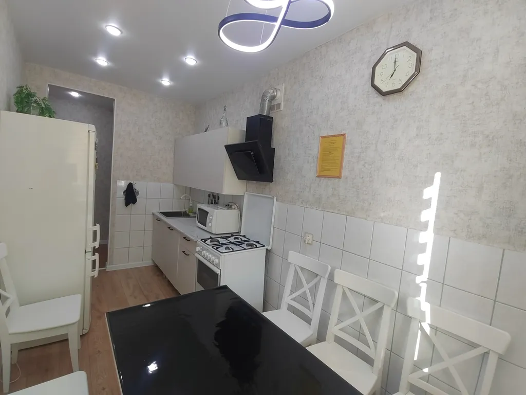 Трёхкомнатная квартира с раздельными комнатами, балконом в центре