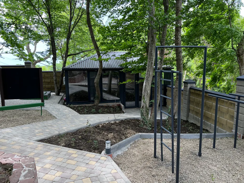 Домик в лесу с верандой и видом на море