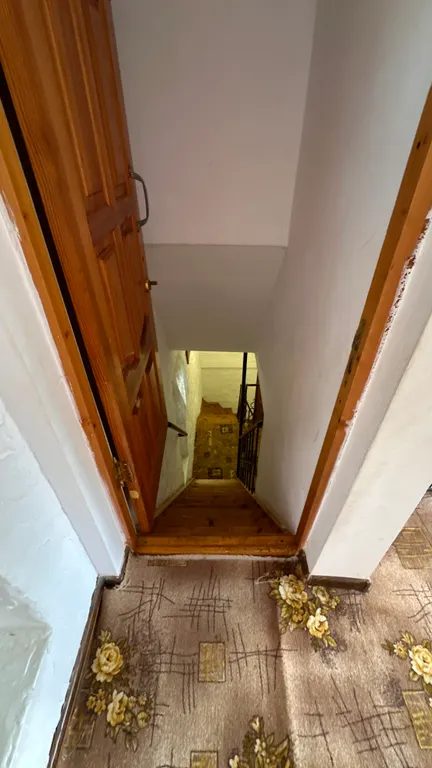 Благоустроенная комната в коттедже с двумя балконами и видом на море.