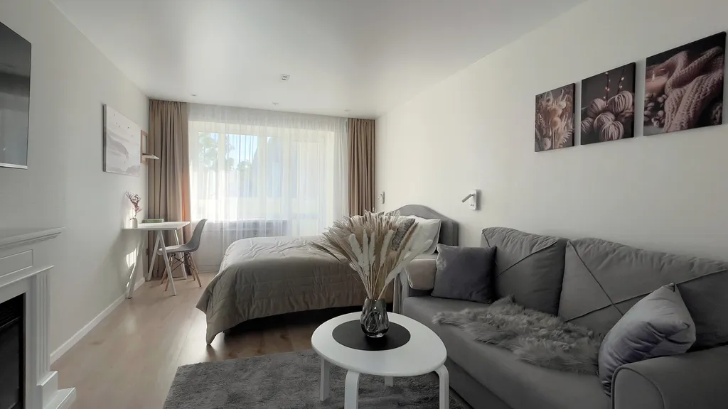 Современная квартира с камином в центре