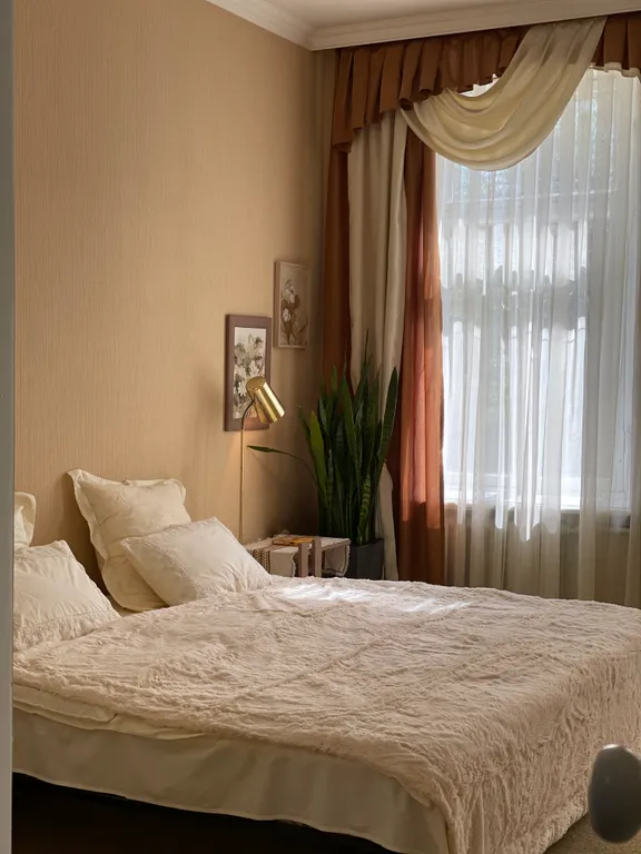 Старинный дом с двориком в центре