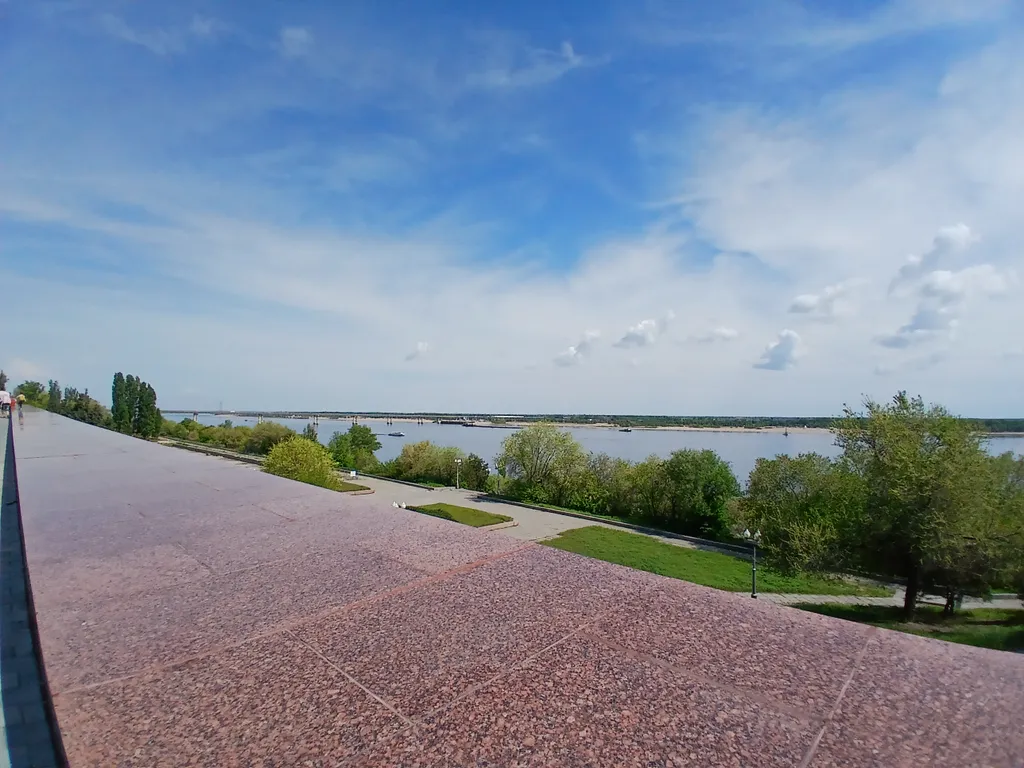 Жизнь с видом реку: огромная лоджия с панорамным остеклением в пол!