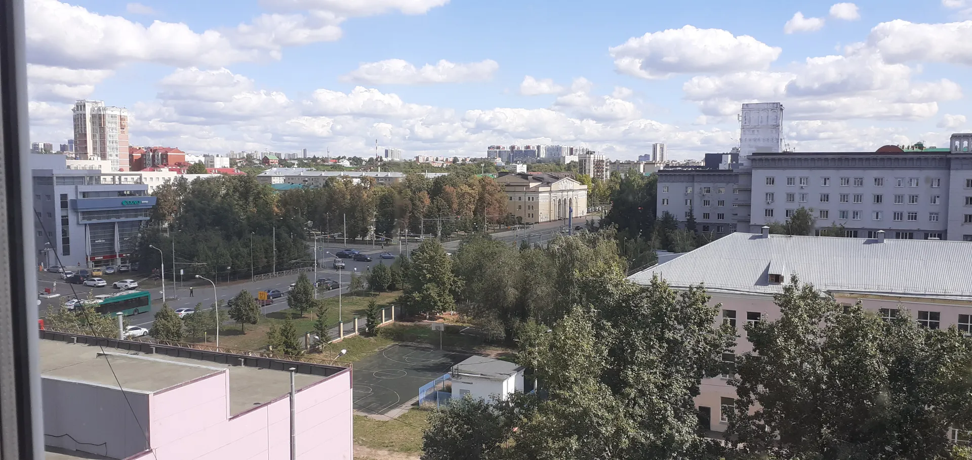 Вид из окна (8 этаж) на город. Вдали здание Татарской филармонии им. Габдуллы Тукая. Чуть дальше по ул Павлюхина крупный торговый центр KazanMoll.