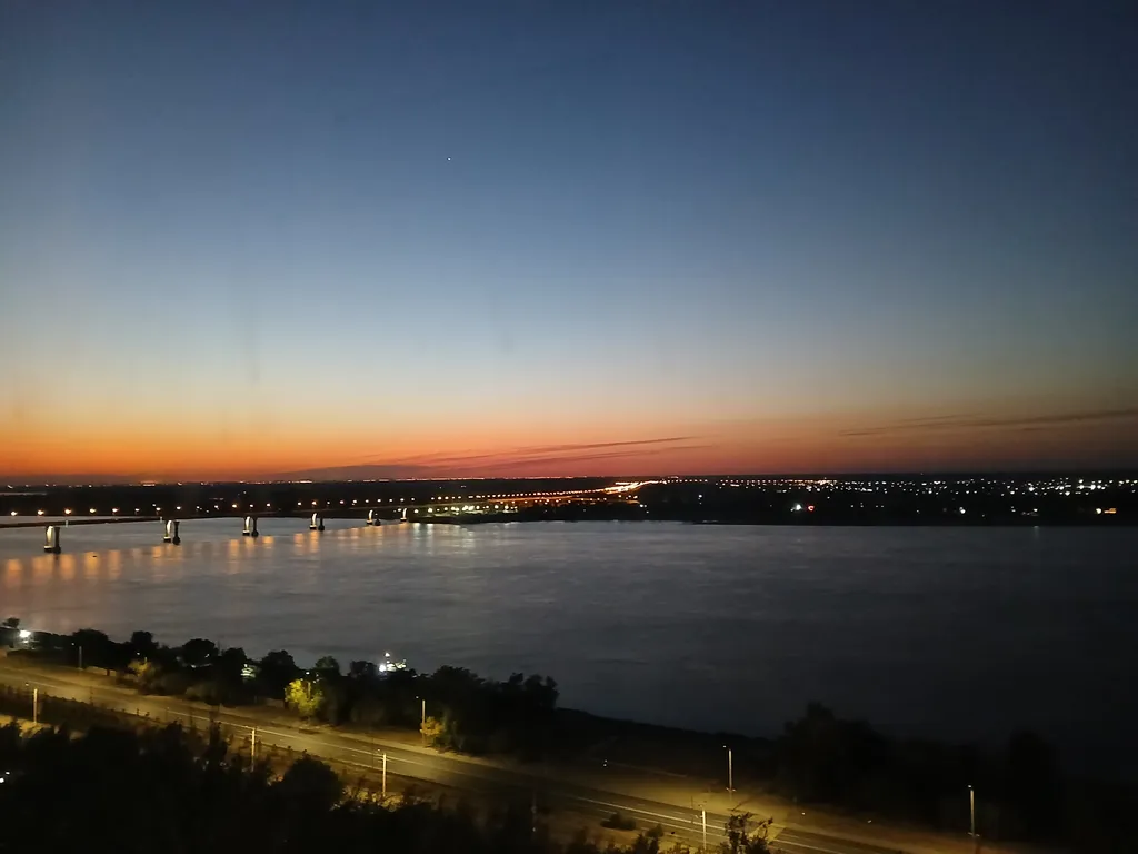 Жизнь с видом реку: огромная лоджия с панорамным остеклением в пол!