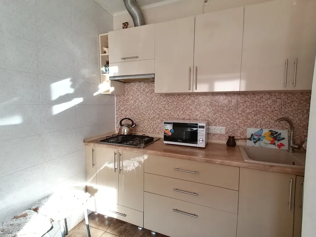 Двухкомнатный вместительный дом со двором