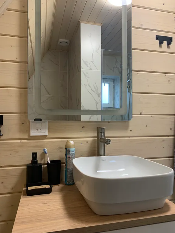 Дом-шалаш на берегу озера