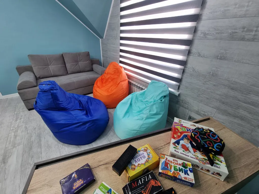 Зелёный дом на берегу Катуни с видом на реку и горы