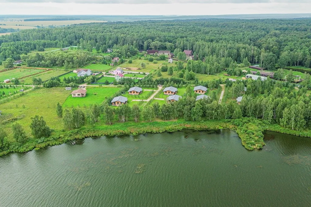 Уютный дом на берегу большого озера