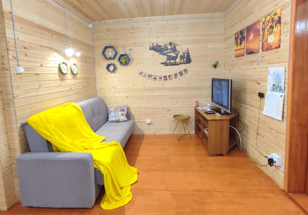 Птица синица House с огромным балконом у озера