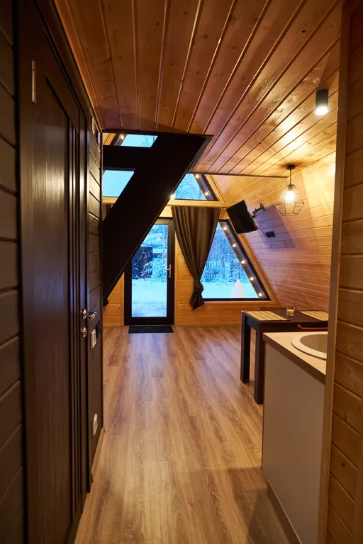 Коттедж A-frame дом рядом с озером — Светлое