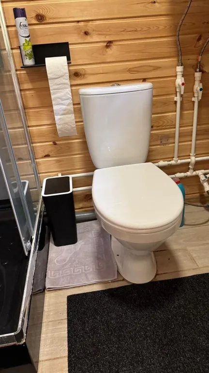 Дом с баней и ванна в лесу