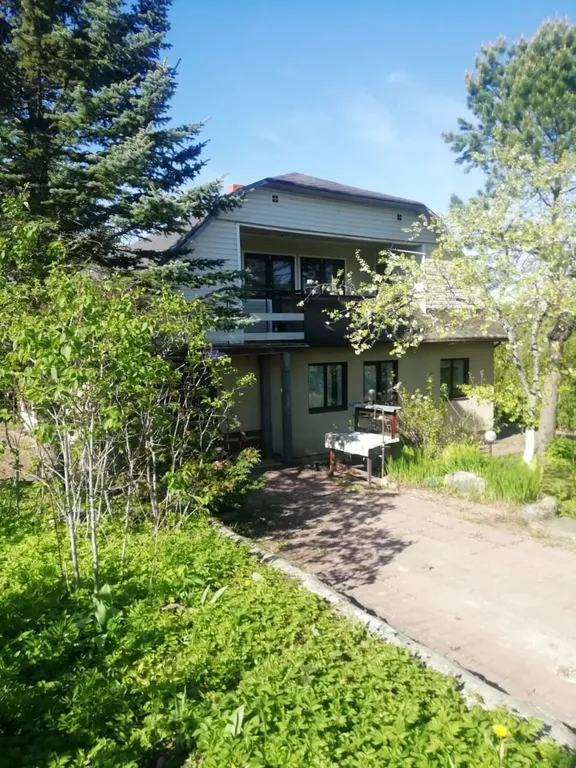 Большой дом на окраине деревни