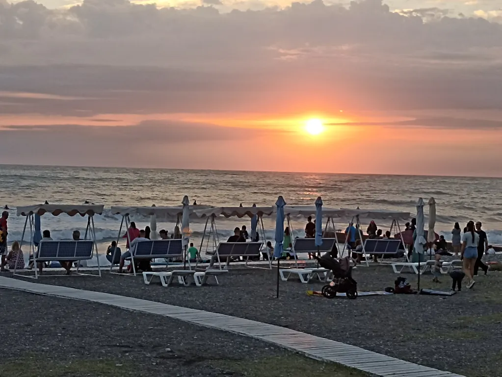 Квартира в Сочи с балконом, ровное место, вид на море, центр Хосты