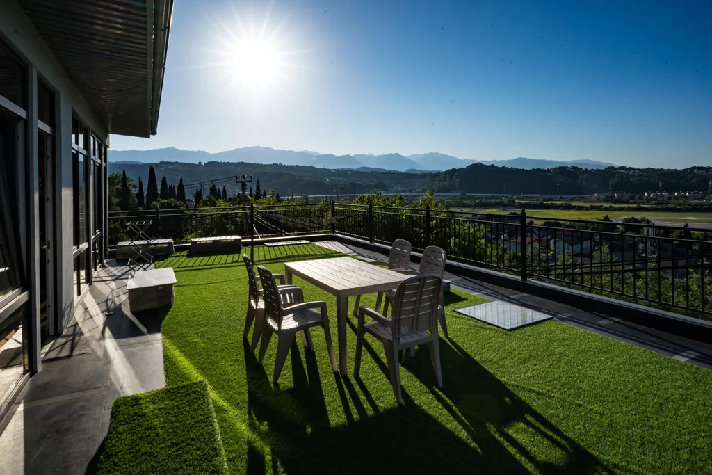 Номер делюкс с видом на бассейн, горы и аэропорт