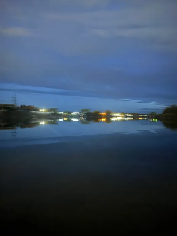 Деревянный дом шале на берегу озера и выходом на реку Кубань