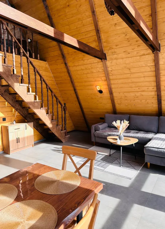 Дом с баней и банным чаном на краю соснового леса