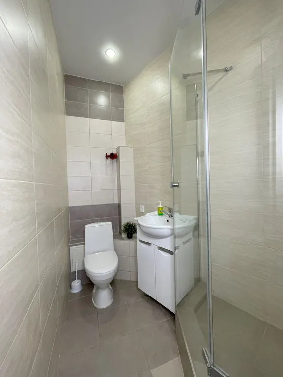 Просторная квартира с Большими Окнами