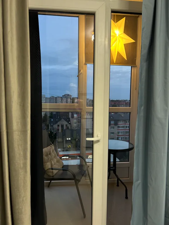 Студия с видом на город