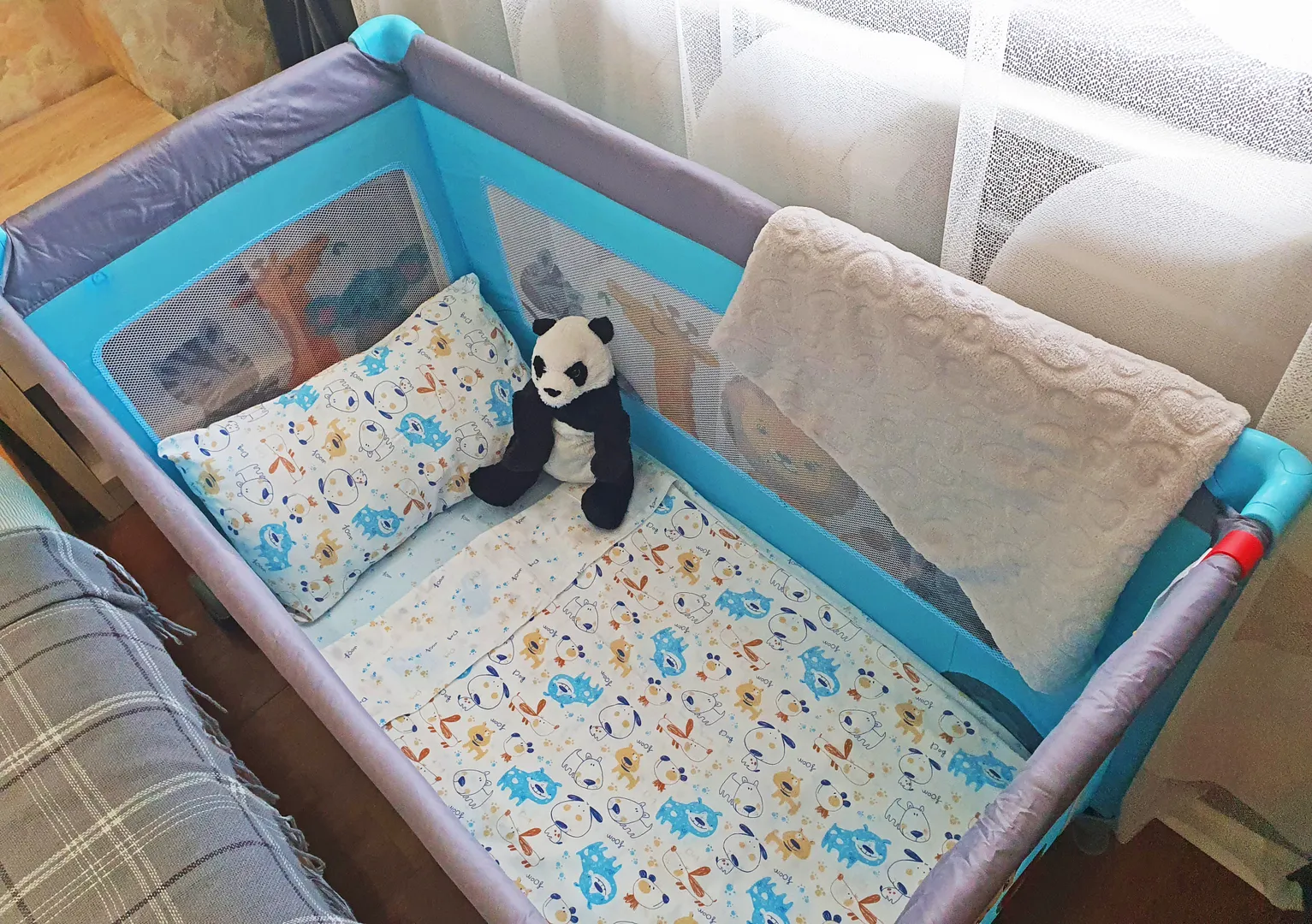 Детская кроватка с дополнительным матрасом.