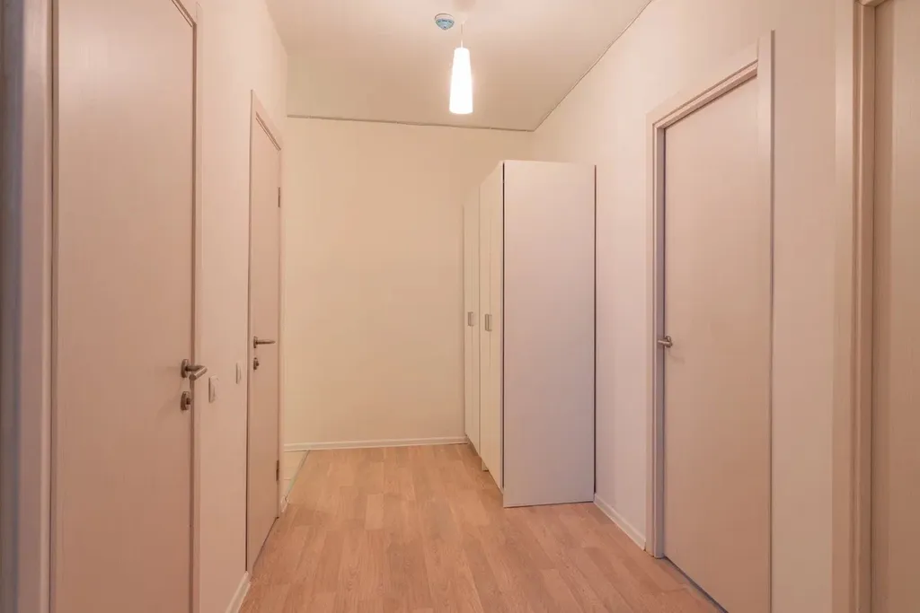 Шикарная 2-комнатная квартира с раздельными комнатами и балконом