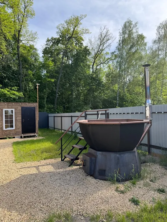 Домик барнхаус в дубовом лесу