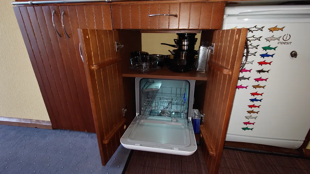 Студия 2 комнаты. 
5 спальных мест. В центре посёлка.