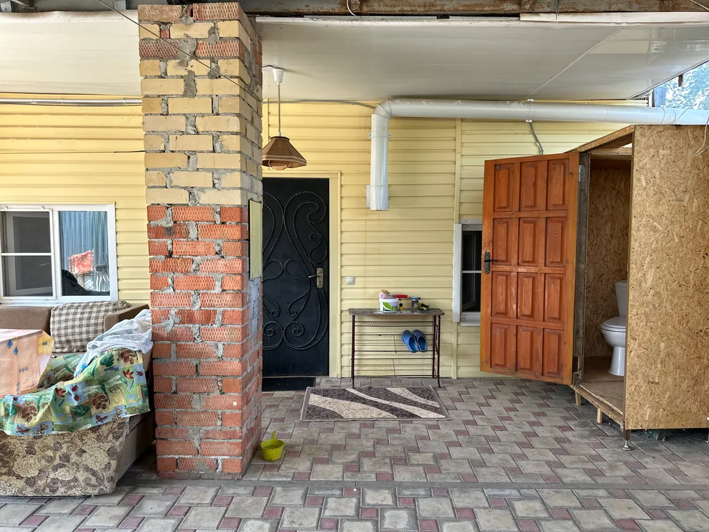 Дом под ключ с бассейном и стоянкой во дворе для 3 автомобилей у гипермаркета