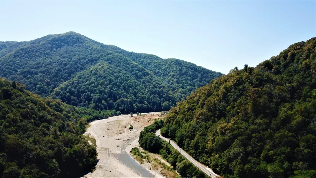 Дом в горах с видом на реку