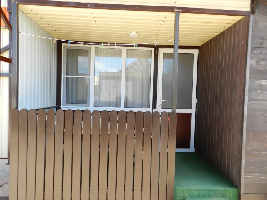 Уютная комната с видом на море