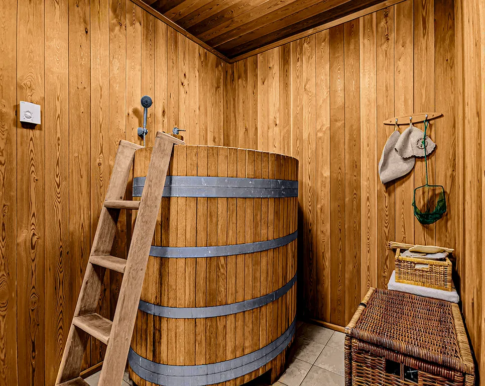 Коттедж с бассейном на берегу озера Порт Жемчужный