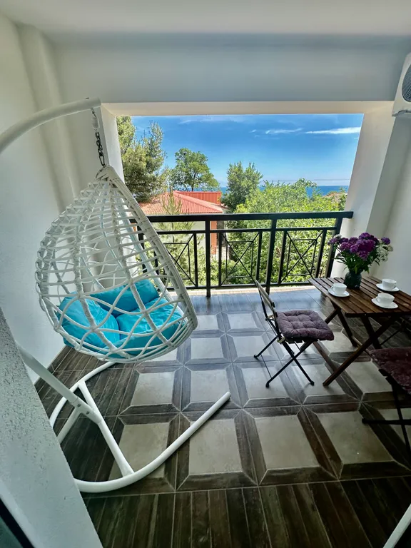 Студия с видом на море диваном и балконом