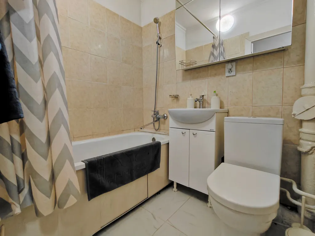 2-комнатная квартира на 1 этаже рядом с ТРЦ MEGA, парком и речкой