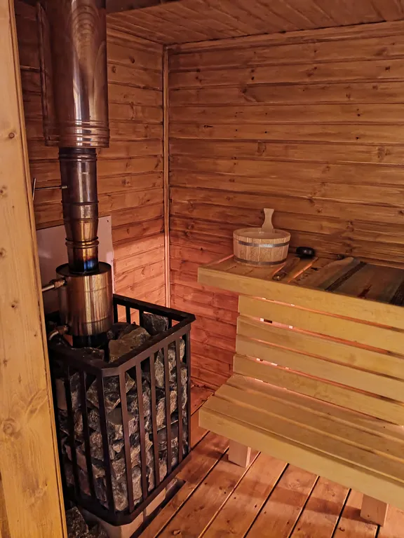 Дом и баня у скалы