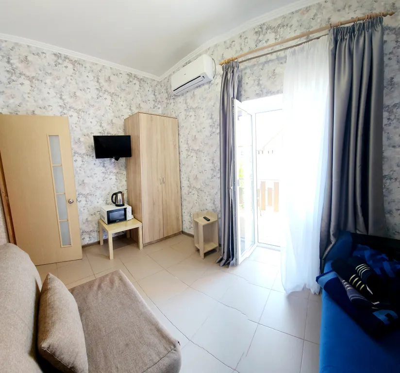 Семейный двухкомнатный номер с изолированными комнатами и с балконом