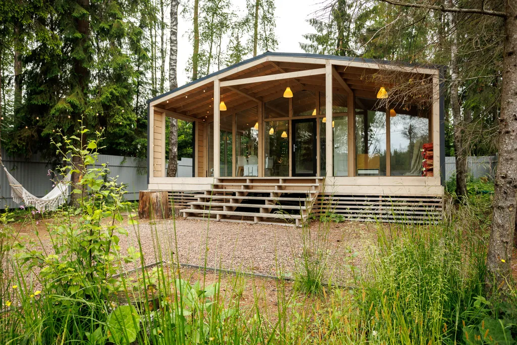 Красивый дом в ёлках