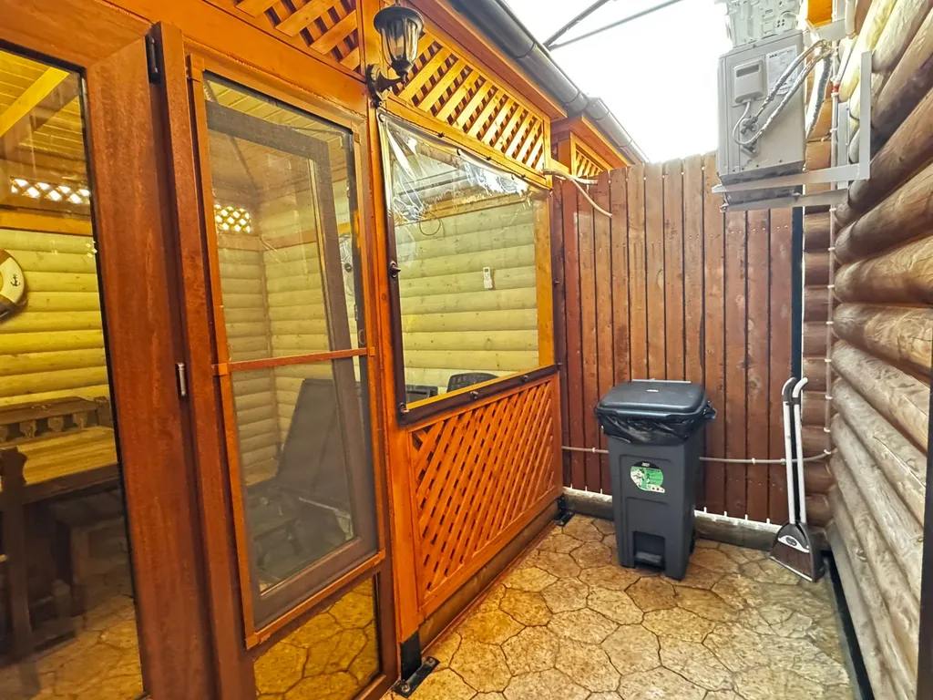 Домик у моря из бруса