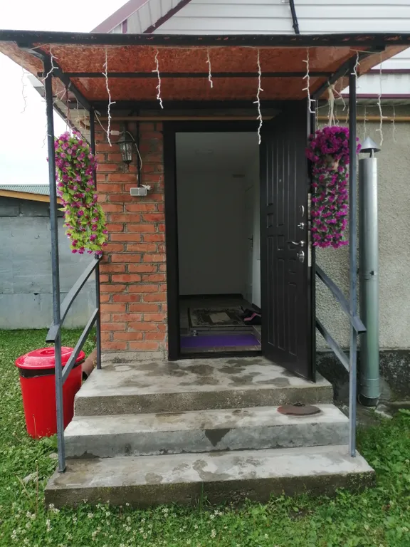 Домик в тихом месте возле горной реки