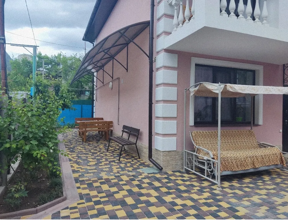 Дом со своим двором и парковкой