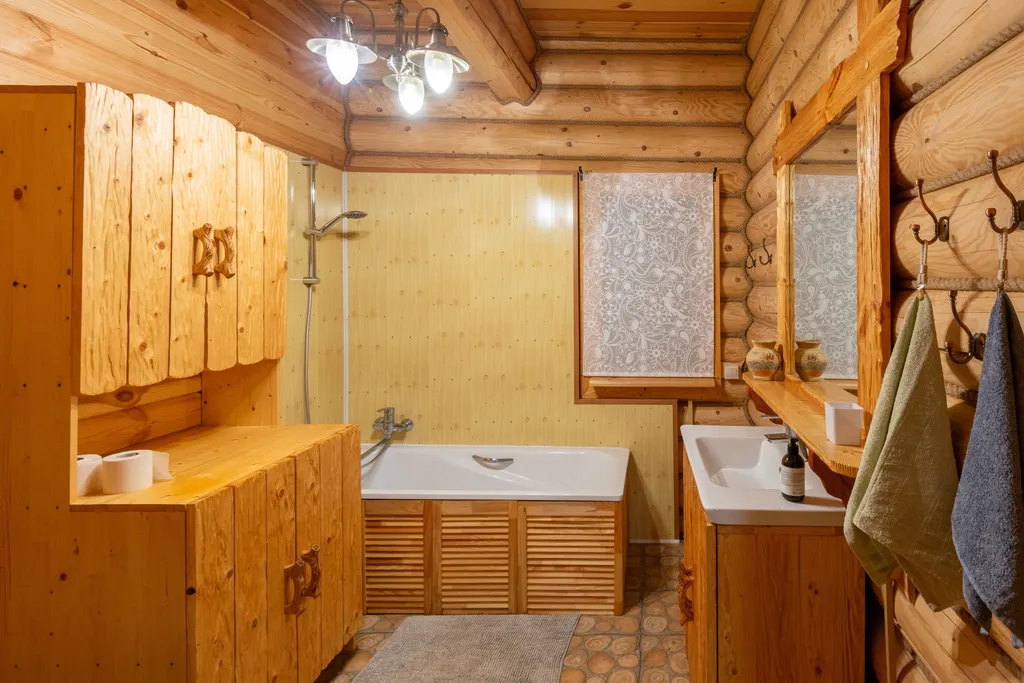 Большой деревянный коттедж рядом с озером и лесом