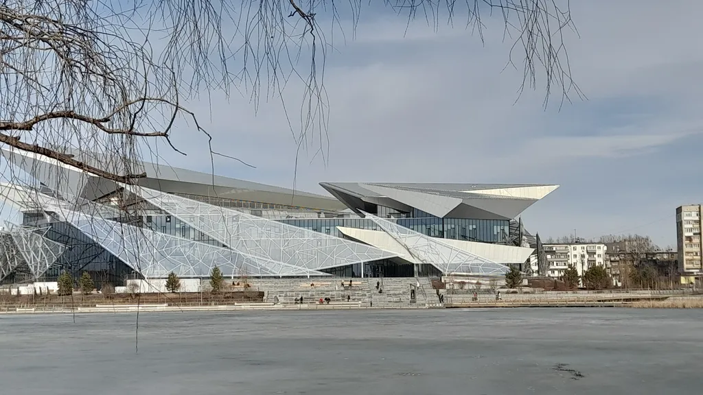 Квартира у озера Кабан и нового театра Камала.