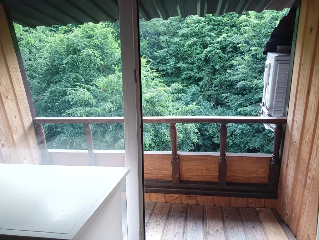 Терем с мансардой в дивном лесу у моря, с новым ремонтом и обстановкой