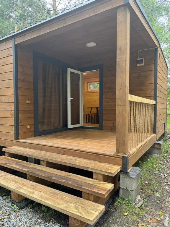 Домик с панорамными окнами в лесу