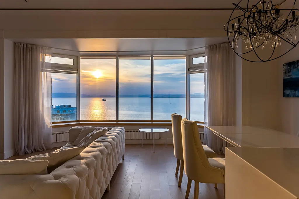 Семейная квартира на первой линии на главной набережной города