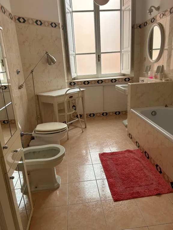 Большая комната в старинном итальянском стиле